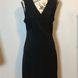 FOREVER 21 ABOVE KNEE BLACK SLEEVELESS V NECK PERFECT BLACK DRESS SZ. L